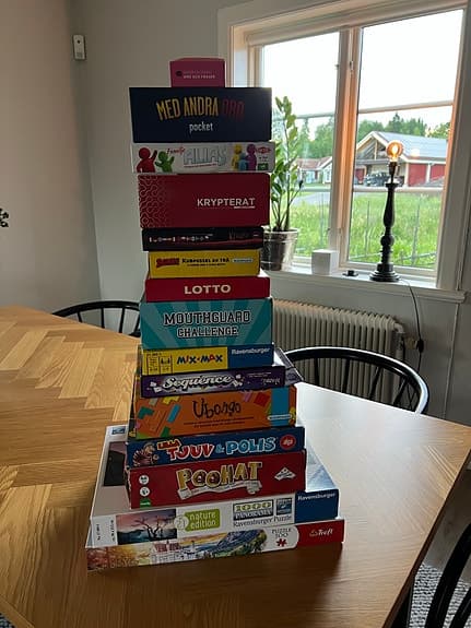 Blandade sällskapsspel och pussel för barn och familj