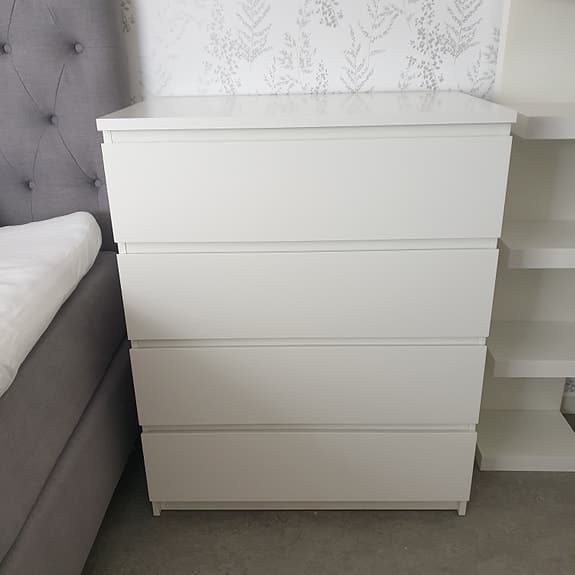 Malm byrå 4 lådor