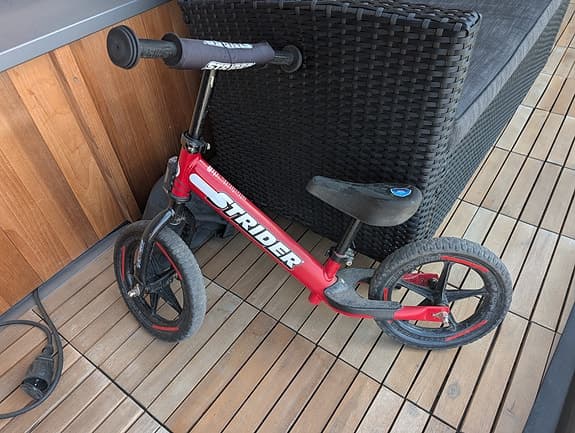 Strider balanscykel 12" röd med hjälm