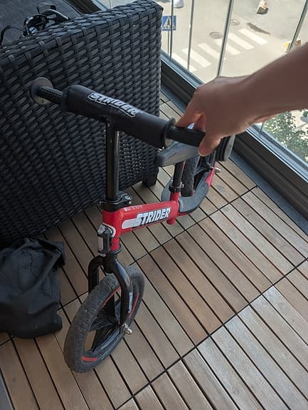 Strider balanscykel 12" röd med hjälm