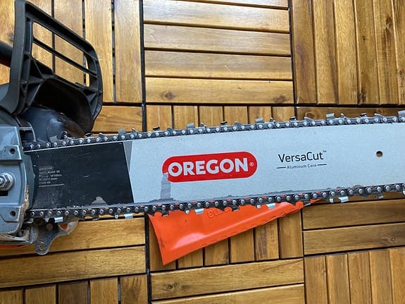 Husqvarna motorsåg med Oregon VersaCut svärd