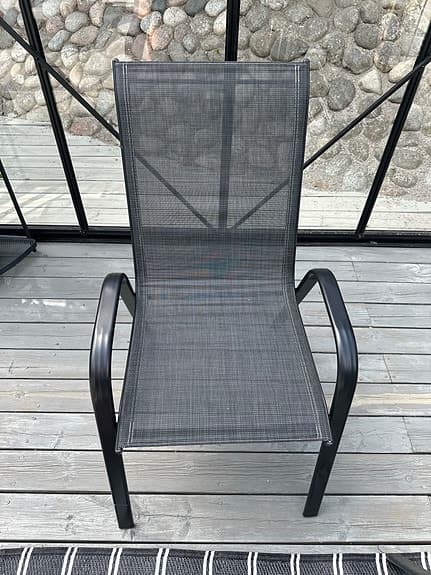 Svart matgrupp med bord och 4 stolar