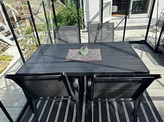 Svart matgrupp med bord och 4 stolar