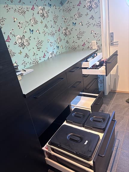 IKEA förvaringslösning med skåp, lådor och överskåp – fint skic