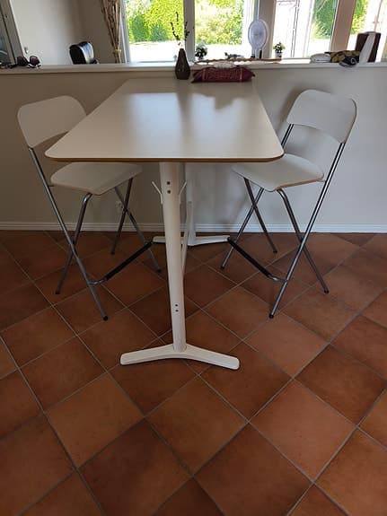 IKEA barbord med två barstolar vit