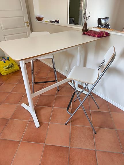 IKEA barbord med två barstolar vit