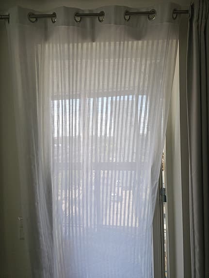 en gardin längd med öljetter