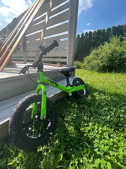 Frog tadpole springcykel 12" grön