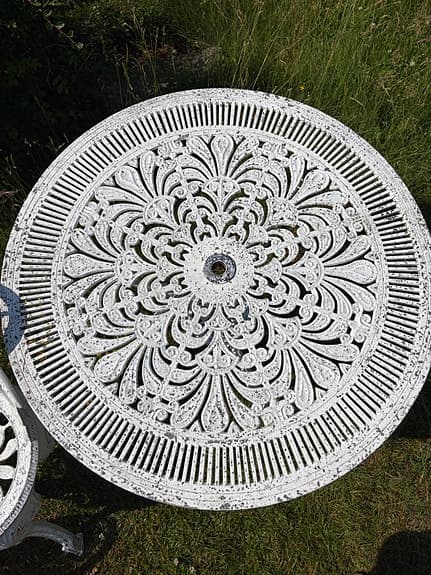 Trädgårdsgrupp i gjuten aluminium – bord + 6 stolar