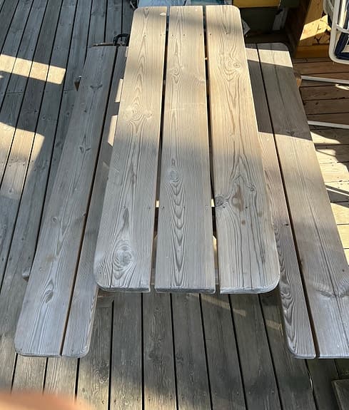 Trädgårdsbord med bänkar i trä barnbord