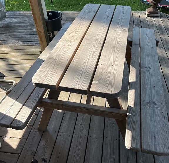 Trädgårdsbord med bänkar i trä barnbord