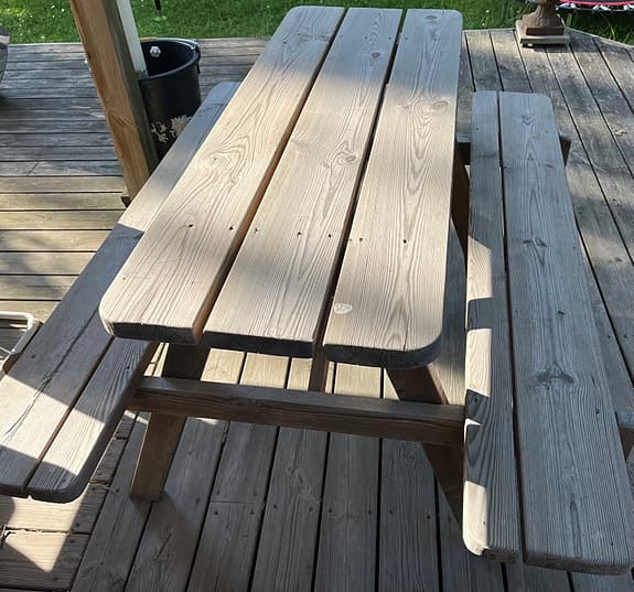 Trädgårdsbord med bänkar i trä barnbord