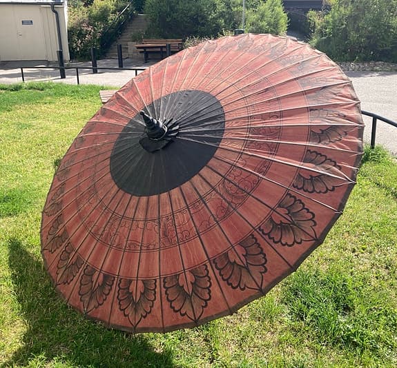 Unikt handgjort Pathein-parasoll från Myanmar (Burma) – Ø 230 cm