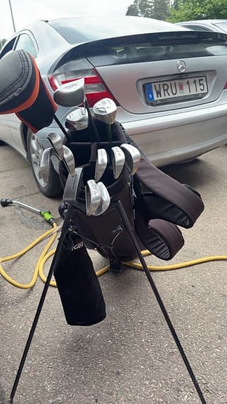 Golfset med järnklubbor PowerBilt och wedge Callaway