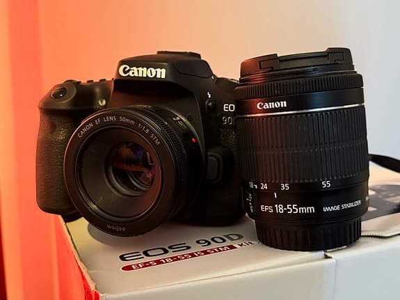 Canon EOS 90D + 18-55mm & 50mm objektiv + andra tillbehör
