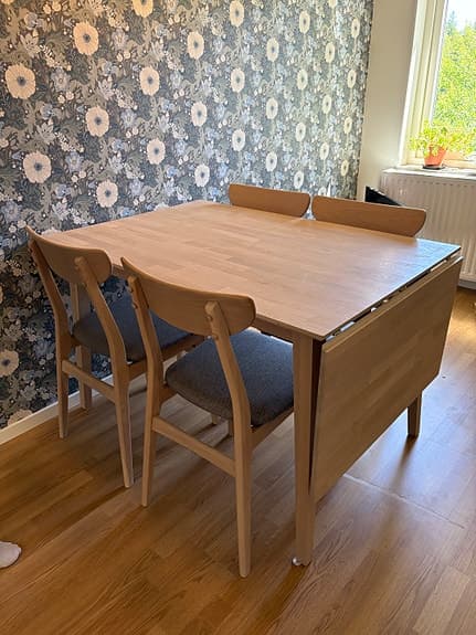 Filippa Rowico matgrupp i vitpigmenterad ek – klaffbord + 4 stolar