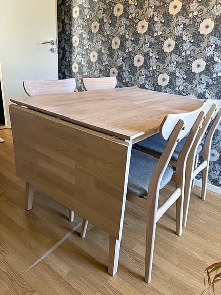 Filippa Rowico matgrupp i vitpigmenterad ek – klaffbord + 4 stolar