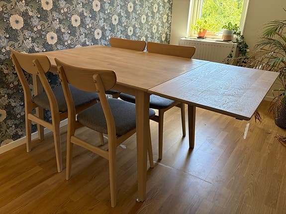 Filippa Rowico matgrupp i vitpigmenterad ek – klaffbord + 4 stolar