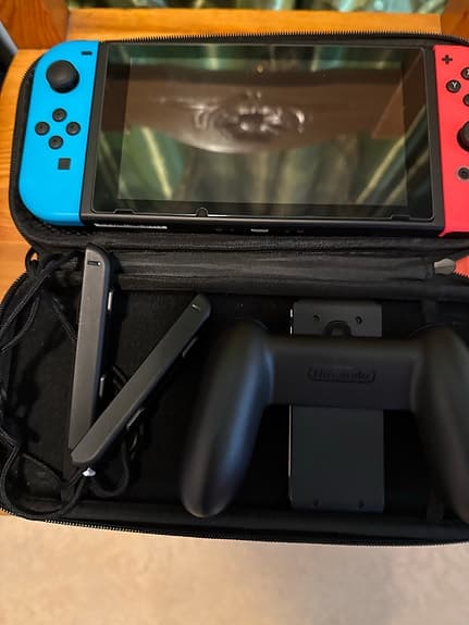 Nintendo Switch spelkonsol med blå/röd Joy-Con