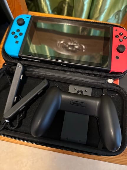 Nintendo Switch spelkonsol med blå/röd Joy-Con