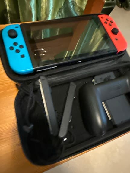 Nintendo Switch spelkonsol med blå/röd Joy-Con