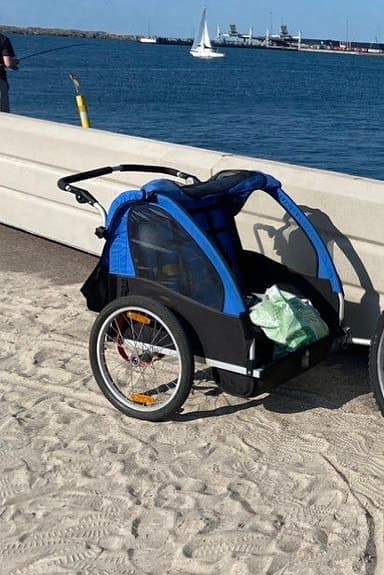 Blå cykelvagn för barn med fönster och lastutrymme