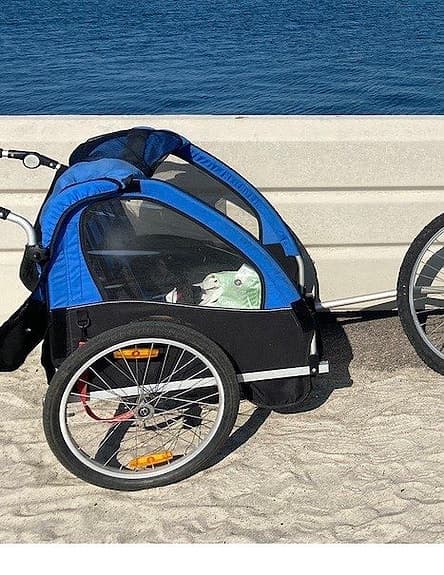 Blå cykelvagn för barn med fönster och lastutrymme