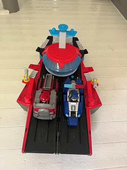 Stor paw patrol båt med fordon