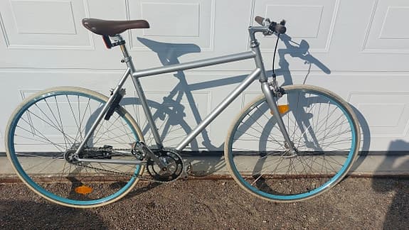 Stilren lättcyklad grå herrcykel