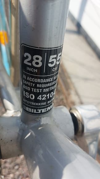 Stilren lättcyklad grå herrcykel