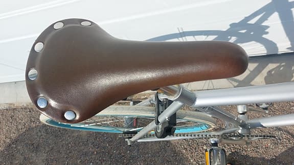 Stilren lättcyklad grå herrcykel