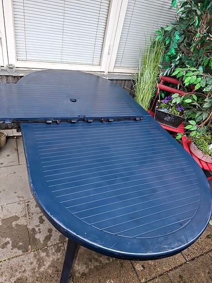stort Trädgårdsbord i blå plast