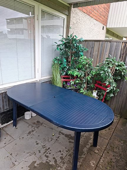 stort Trädgårdsbord i blå plast
