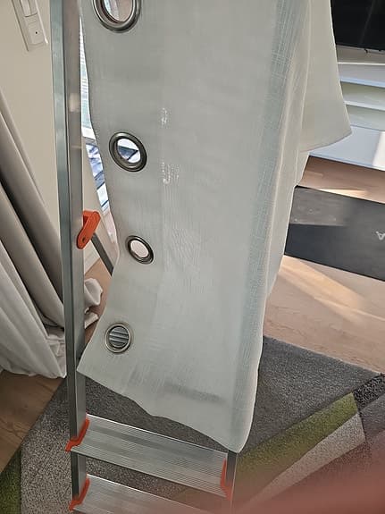 En gardin kappa med öljetter