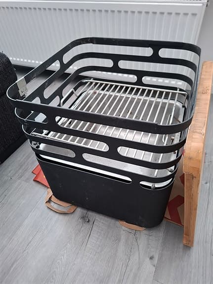 Höfats CUBE eldkorg med grillgaller och bambusits