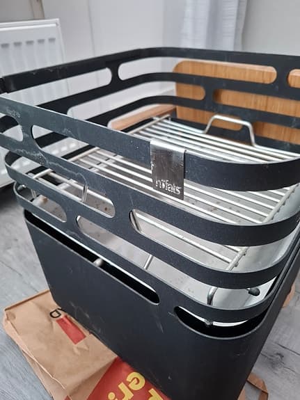 Höfats CUBE eldkorg med grillgaller och bambusits