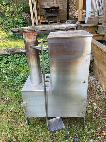 Ved eldad kamin för badtunna