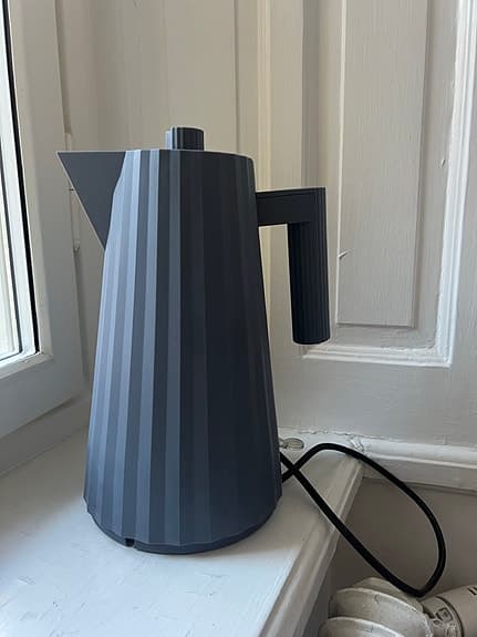 Alessi vattenkokare Plissé grå