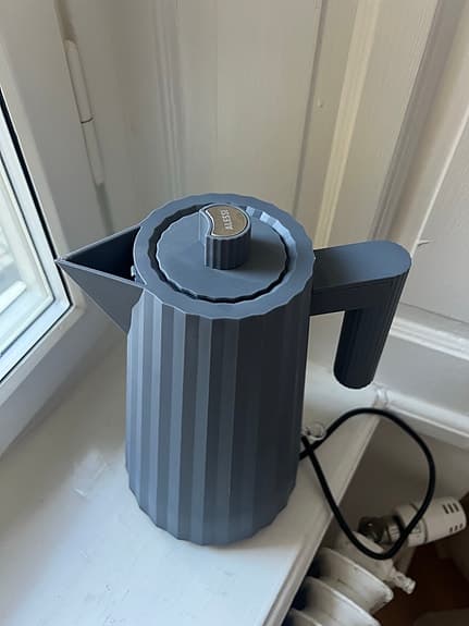 Alessi vattenkokare Plissé grå