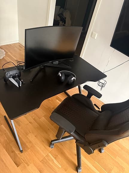 Gamingstol, skärm, bord, hörlurar, kontroll, laddstation! Paketpris!