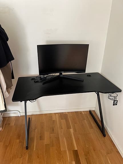 Gamingstol, skärm, bord, hörlurar, kontroll, laddstation! Paketpris!