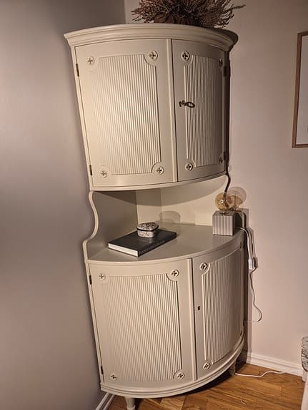 Hörnskåp gustavianskt