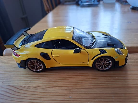 Porsche 911 GT2 RS modellbil gul/svart. Skala 1:24