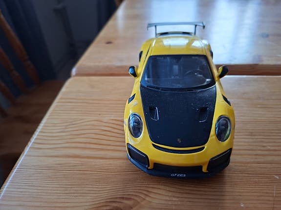 Porsche 911 GT2 RS modellbil gul/svart. Skala 1:24