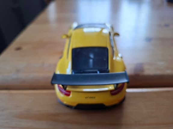 Porsche 911 GT2 RS modellbil gul/svart. Skala 1:24