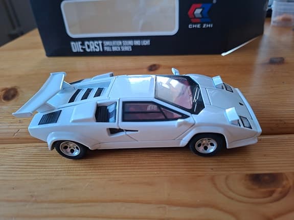 Lamborghini countach  modellbil vit. Skala 1:32