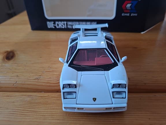 Lamborghini countach  modellbil vit. Skala 1:32