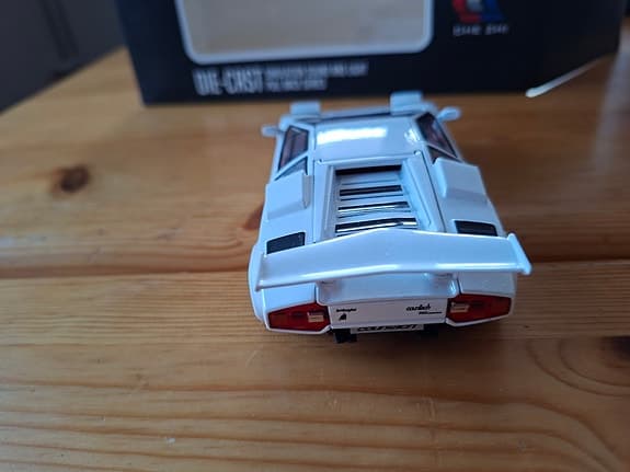 Lamborghini countach  modellbil vit. Skala 1:32