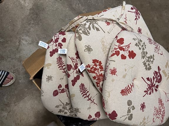 Dynor och parasoll med blommigt mönster