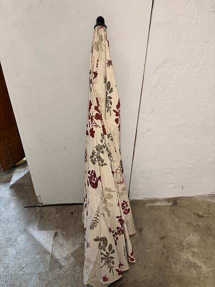 Dynor och parasoll med blommigt mönster